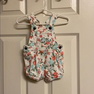 🌺5/$25Carter’s floral overalls (shorts) size 6M🌺